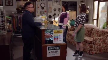 Nike Blazer Mid '77 Hi Top Sneakers en noir porté par Kat (Mayim Bialik) comme on le voit dans Call Me Kat TV show tenues (Saison 2 Épisode 3)