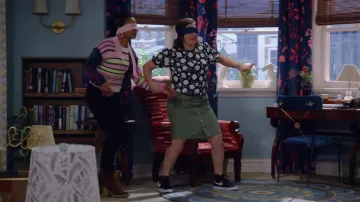 Noir Imprimé Floral Chemisier Chemise portée par Kat (Mayim Bialik) comme on le voit dans Call Me Kat série Tv garde-robe (Saison 2 Épisode 3)