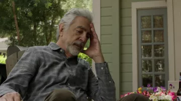 Camisa gris a cuadros usada por Lou (Joe Mantegna) como se ve en As We See It Outfits (Temporada 1 Episodio 4)