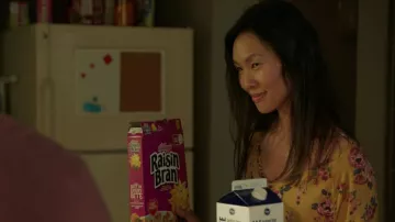 Top estampado floral usado por Violet (Sue Ann Pien) como se ve en As We See It Wardrobe (Temporada 1 Episodio 6)