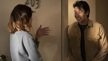Chaqueta de mezclilla de lona usada por Van (Chris Pang) como se ve en el vestuario del programa de televisión As We See It (Temporada 1 Episodio 7)