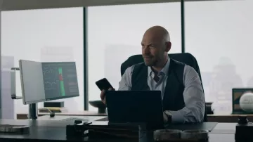 Reloj de esfera blanca usado por Michael Prince (Corey Stoll) como se ve en los atuendos de la serie de televisión Billions (Temporada 6 Episodio 1)