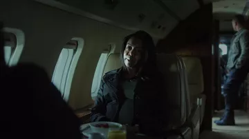 Chaqueta negra usada por la agente especial Maya Miller (Jessica Frances Dukes) como se ve en el vestuario del programa de televisión Ozark (Temporada 4 Episodio 3)