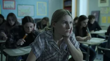 Chemise à carreaux portée par Charlotte Byrde (Sofia Hublitz) comme on le voit dans l'émission de TÉLÉVISION Ozark (S04E05)