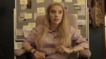 Reloj usado por Carole Baskin (Kate McKinnon) como se ve en los atuendos de la serie de televisión Joe vs Carole (Temporada 1)