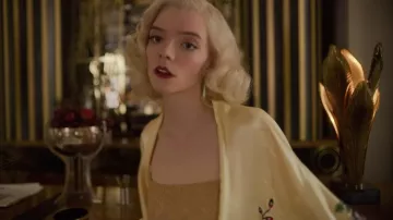 Kimono en soie jaune porté par Gina Gray (Anya Taylor-Joy) comme on le voit dans l'émission de Télévision Peaky Blinders (Saison 6)