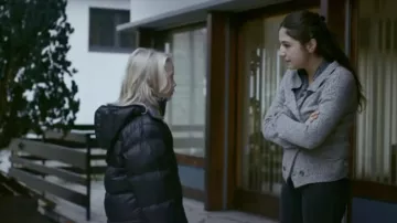 The jacket with buttons worn by Nora (Izia) in the film Petite nature