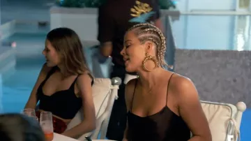 The earrings of Khloé Kardashian in the series The Incredible Kardashian Family (Season 17 Episode 6)