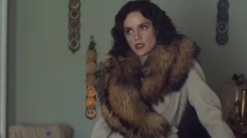 El abrigo de piel usado por Ada Shelby (Sophie Rundle) en la serie Peaky Blinders (Temporada 4 Episodio 1)