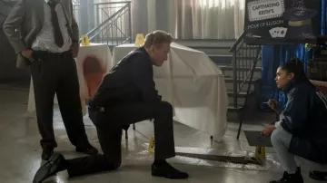Oxford Black Shoes usado por Conan O'Brien en los atuendos de la serie de televisión Murderville (Temporada 1 Episodio 1)