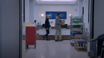 Bottes portées par Sharon Stone (Sharon Stone) comme on le voit dans Murderville Armoire (Saison 1 Épisode 2)