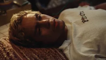 T-shirt porté par Elliot (Dominic Fike) comme on le voit dans l'Euphorie des Tenues (Saison 2 Épisode 3)