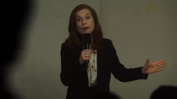 La blusa blanca estampada que usó Clémence Collombet (Isabelle Huppert) en la película Les Promesses