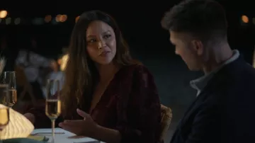 Vestido granate / púrpura usado por Lucy Chen (Melissa O'Neil) en el vestuario de la serie de televisión The Rookie (Temporada 4 Episodio 12)