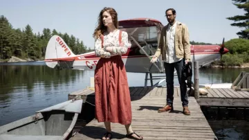 La robe rouge à bretelles portée par Alma (Molly Kunz) dans le film Le loup et le lion