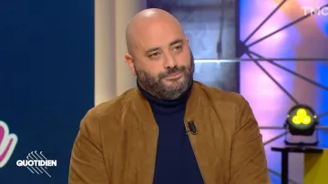 Le blouson en daim porté par Jérôme Commandeur dans l'émission Quotidien du 24 janvier 2022