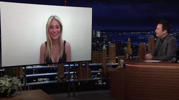 Collier en or porté par Gwyneth Paltrow comme on le voit dans The Tonight Show Starring Jimmy Fallon TV show du 22 janvier 2022