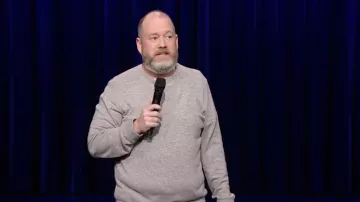 Gris pull à col rond porté par Sean Donnelly comme on le voit dans The Tonight Show Starring Jimmy Fallon le 22 janvier 2022
