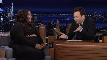 Robe noire portée par Nicole Byer comme on le voit dans The Tonight Show Starring Jimmy Fallon le 26 janvier 2022