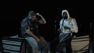 Le polo imprimé porté par Rémy dans son clip Y'a Quoi ft. DA Uzi
