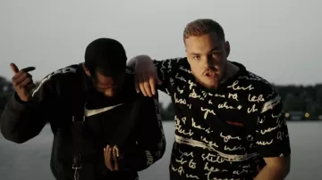 La sudadera negra nike con logo usada por DA Uzi en el clip Y'a Quoi by Rémy 