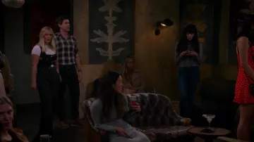 Ensemble noir porté par Sophie (Hilary Duff) comme on le voit dans How I Met Your Father TV series (Saison 1 Épisode 3)