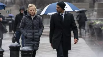 Manteau d'hiver bleu marine porté par Amanda Rollins (Kelli Giddish) dans Law &amp; Order: Special Victims Unit (Saison 21 Épisode 14)