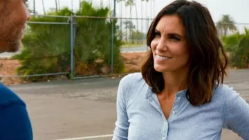 Gris Henley shirt porté par Kensi Blye (Daniela Ruah) dans NCIS: Los Angeles TV show armoire (Saison 13 Épisode 1)