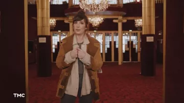 The brown coat with lined lined worn by Nora Hamzawi in the show Daily January 26, 2022