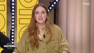 La chemise marron à poches portée par Alison Wheeler dans l'émission Quotidien du 26 janvier 2022