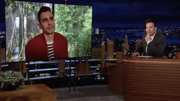 Chaqueta Bomber Roja usada por Dave Franco como se ve en The Tonight Show Starring Jimmy Fallon el 26 enero, 2022