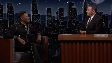 Costume noir porté par Colman Domingo comme on le voit dans Jimmy Kimmel Live! le 26 janvier 2022