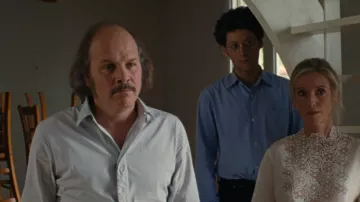 La blouse en dentelle blanche portée par Antoine Maserati (Philippe Katerine) dans le film Petite Solange