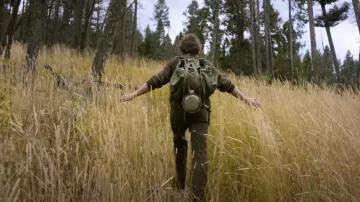 Sac à dos porté par Ted (Sharlto Copley) comme on le voit dans le film Ted K