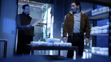 Daim Zip Veste portée par Gustavo 'El Oso' Zapata (Sergio Peris-Mencheta) comme on le voit dans la Neige de l'Armoire (Saison 4 Épisode 10)