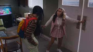 Nike Baskets Blanches portées par Annabelle (Mary-Charles Jones) comme on le voit dans les tenues de la série TV Naomi (Saison 1 Épisode 3)