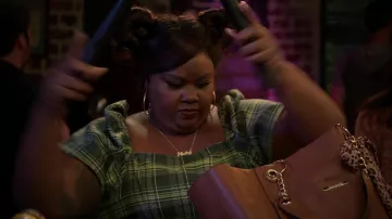 Steve Madden sac à main en cuir marron porté par Nicky (Nicole Byer) comme on le voit dans Grand Crew Wardrobe (Saison 1 Épisode 6)