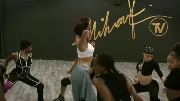 Pantalon porté par Doja Cat dans Woman (Behind The Scenes) Clip vidéo