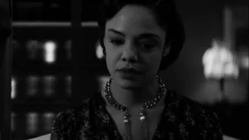 Collar usado por Irene (Tessa Thompson) en el vestuario de la película Passing