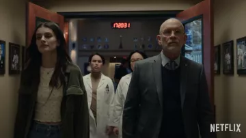 Chaqueta de camisa verde pana usada por Erin Naird (Diana Silvers) como se ve en Space Force Outfits (Temporada 2)
