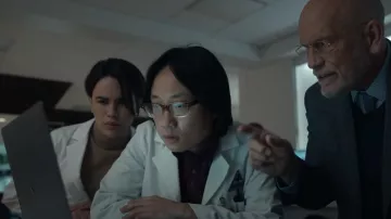 Anteojos usados por el Dr. Chan Kaifang (Jimmy O. Yang) como se ve en Space Force Wardrobe (Temporada 2)