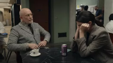 Chaqueta Blazer de lana en gris usada por el Dr. Adrian Mallory (John Malkovich) como se ve en los atuendos del programa de televisión de la Fuerza Espacial (Temporada 2)
