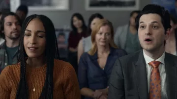 Rouillé Pull porté par le Capitaine Angela Ali (Tawny Newsome) comme on le voit dans l'Espace de la Force des tenues de la série TV (Saison 2)