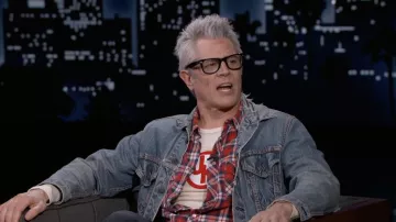 JK t-shirt blanc porté par Johnny Knoxville comme on le voit dans Jimmy Kimmel Live! le 27 janvier 2022