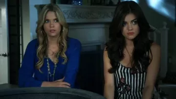 El top azul eléctrico usado por Hannah Marin (Ashley Benson) en la serie Pretty Little Liars (Temporada 1 Episodio 8)