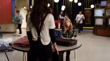 La camiseta verde de pedrería usada por Hannah Marin (Ashley Benson) en la serie Pretty Little Liars (Temporada 1 Episodio 14)