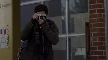 The strap of the camera used by Peter Parker (Andrew Garfield) in the movie The Amazing Spider-Man: The Destiny of a hero