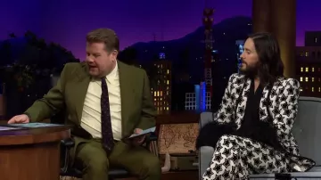 Étoiles à Motifs Noir et Blanc Costume porté par Jared Leto comme on le voit dans The Late Late Show with James Corden le 27 janvier 2022