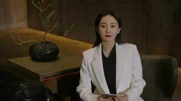 Chaqueta Blazer blanca usada por Tu Ling (Yang Mi) como se ve en los atuendos de la película A Writer's Odyssey