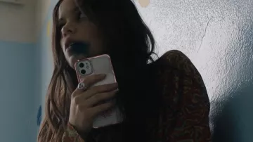 Coloré Paisley Chemise à Manches Longues portée par Vada Cavell (Jenna Ortega) dans Le film Fallout